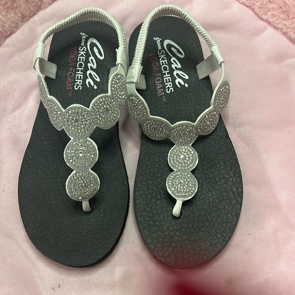 Sketchers bedazzled, foam, yoga, sandals